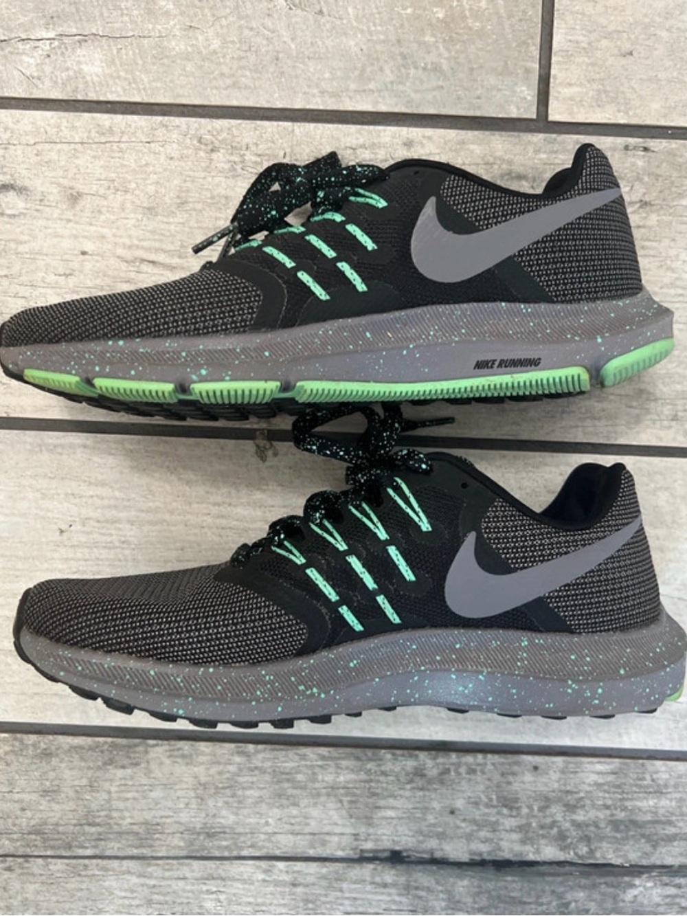 Nike Men’s Black & Mint Green Athletic Running Shoes